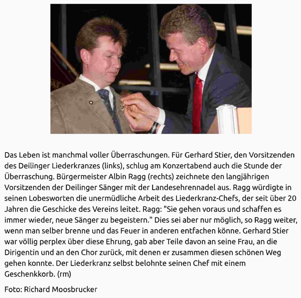 Zeitungsfoto: Bürgermeister Albin Ragg steckt dem Vorsitzenden Gerhard Stier die Landesehrennadel an